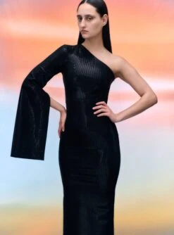 The Valentina Maxi Dress In Black -LARA SALES STORE 05 04 SolaceLondon PF21 28 021 v1