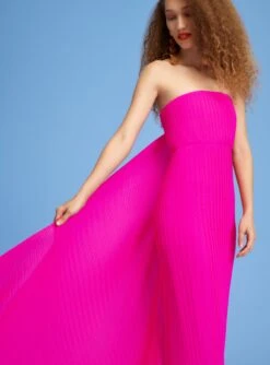 The Harlee Maxi Dress In Hot Pink -LARA SALES STORE 220718 SolaceLondon SS23 43 071 R1
