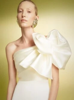 The Iyana Maxi Dress In Cream -LARA SALES STORE 221020 SolaceLondon PF23 22 083 R1